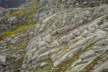 Güzel kaya oluşumları Folgefonna Milli Parkı Norveç dağlarında. Bir taş ile sonbahar manzara.