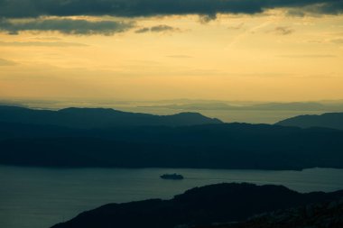 Norveç fiyortları üzerinde muhteşem bir günbatımı manzarası. Folgefonna Milli Parkı içinde güzel bir sonbahar manzara. Dramatik gökyüzü ve dağlar.