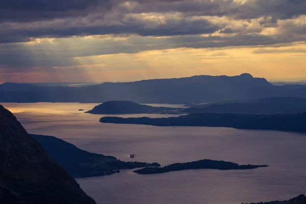 Wspaniały Krajobraz Zachód Słońca Nad Fiordów Norwegii Odcieniach Purpurowy Wieczór — Zdjęcie stockowe