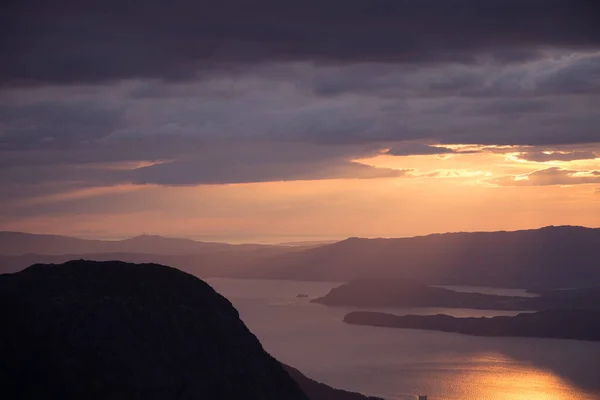 Magnifik Solnedgång Landskap Över Fjordarna Norge Lila Toner Vacker Kväll — Stockfoto