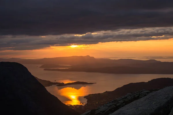 Een Prachtige Zonsondergang Landschap Fjorden Noorwegen Paarse Tinten Mooie Avond — Stockfoto