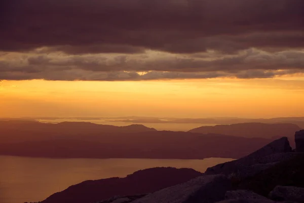 紫色の色調でノルウェーのフィヨルドに壮麗な日没の風景 劇的な空と美しい夜の風景 フォルゲフォンナ国立公園 — ストック写真