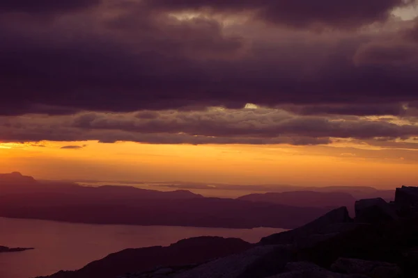 Magnífico Paisaje Atardecer Sobre Los Fiordos Noruega Tonos Púrpura Hermoso — Foto de Stock