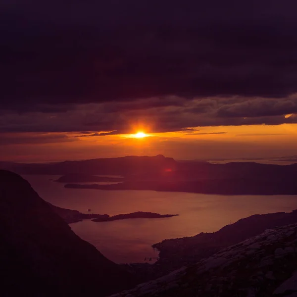 Magnifik Solnedgång Landskap Över Fjordarna Norge Lila Toner Vacker Kväll — Stockfoto