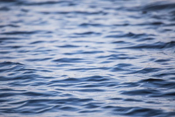 Powierzchni Wody Piękne Bliska Rzece Fale Pewne Refleksje Riga Łotwa — Zdjęcie stockowe