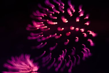 Yeni yıl arifesinde havai fişek bir güzel, soyut sanat resim. Renkli resim ile bulanıklık ve ışıklar. Festival arka plan görüntüsü.