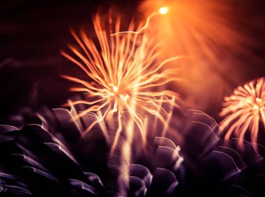 Yeni yıl arifesinde havai fişek bir güzel, soyut sanat resim. Renkli resim ile bulanıklık ve ışıklar. Festival arka plan görüntüsü.