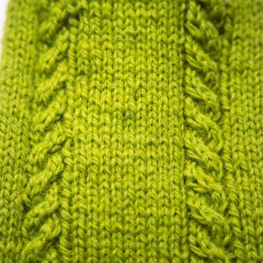 Sıcak bir örgü deseni güzel bir portre. Doğal koyun yün iplik. Parlak renklerde elişi.