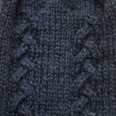 Sıcak bir örgü deseni güzel bir portre. Doğal koyun yün iplik. Parlak renklerde elişi.