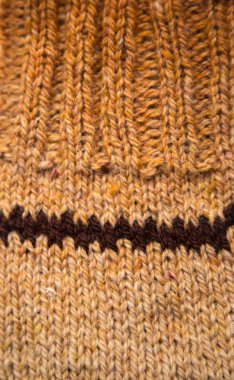 Sıcak bir örgü deseni güzel bir portre. Doğal koyun yün iplik. Parlak renklerde elişi.