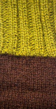 Sıcak bir örgü deseni güzel bir portre. Doğal koyun yün iplik. Parlak renklerde elişi.