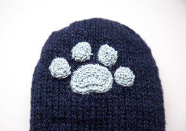 Güzel bir closeup od örme yün tığ işi hayvan pençe desen ile çorap..