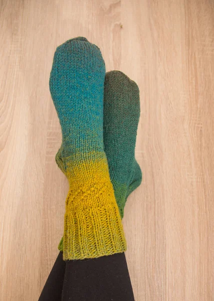 Een Vrouw Die Het Dragen Van Warme Hand Craft Sokken — Stockfoto