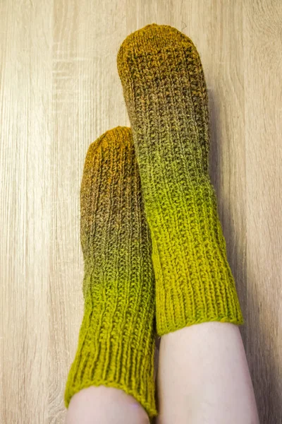 Žena Nosí Teplé Ruce Craft Ponožky Pletené Podobě Přírodní Ovčí — Stock fotografie