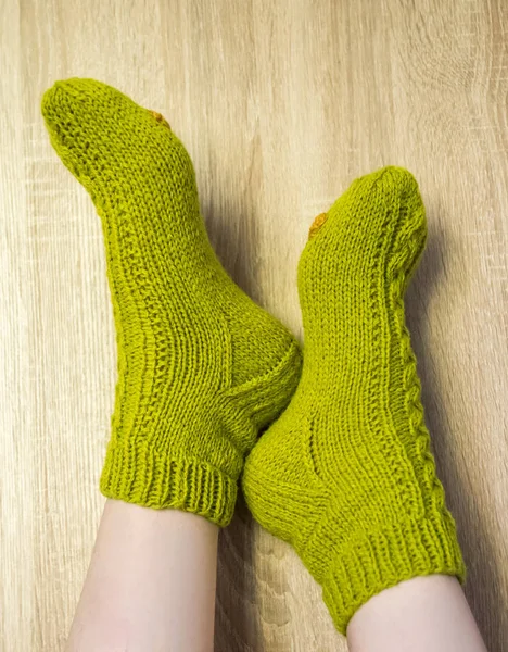 Een Vrouw Die Het Dragen Van Warme Hand Craft Sokken — Stockfoto