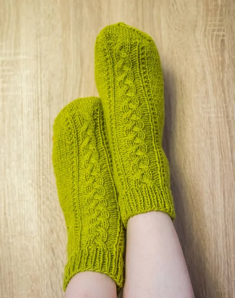 Žena Nosí Teplé Ruce Craft Ponožky Pletené Podobě Přírodní Ovčí — Stock fotografie