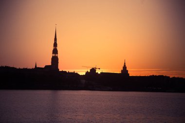 Güzel bir şehir panoramada gündoğumu sırasında. Riga, Letonya. Renkli cityscape.