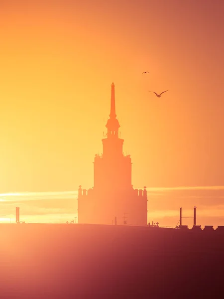 Una Hermosa Silueta Una Torre Ciudad Durante Amanecer Paisaje Matutino — Foto de Stock