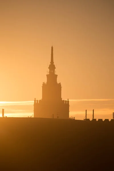Una Hermosa Silueta Una Torre Ciudad Durante Amanecer Paisaje Matutino — Foto de Stock
