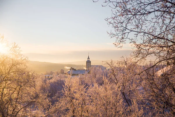 Prachtige Zonsondergang Kleine Noorse Stad Roros Kerk Avondzon Scandinavische Winter — Stockfoto