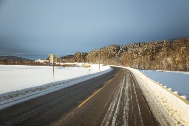 şehvetli bir kış manzarası. Norveç'teki ormanlar. Kar ile İskandinav manzara.