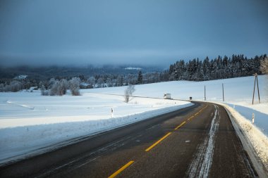 şehvetli bir kış manzarası. Norveç'teki ormanlar. Kar ile İskandinav manzara.