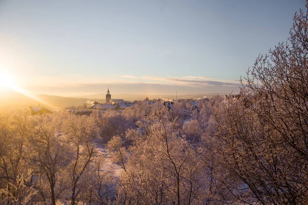 Prachtige Zonsondergang Kleine Noorse Stad Roros Kerk Avondzon Scandinavische Winter — Stockfoto