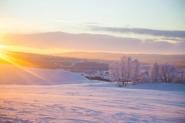 Гарний Захід Сонця Невеликому Норвезькому Містечку Ророс Церква Вечірньому Сонці — стокове фото