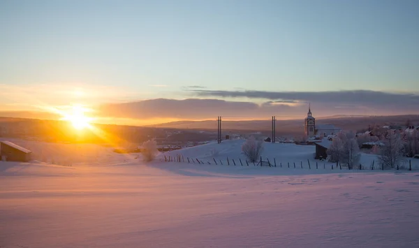 Prachtige Zonsondergang Kleine Noorse Stad Roros Kerk Avondzon Scandinavische Winter — Stockfoto