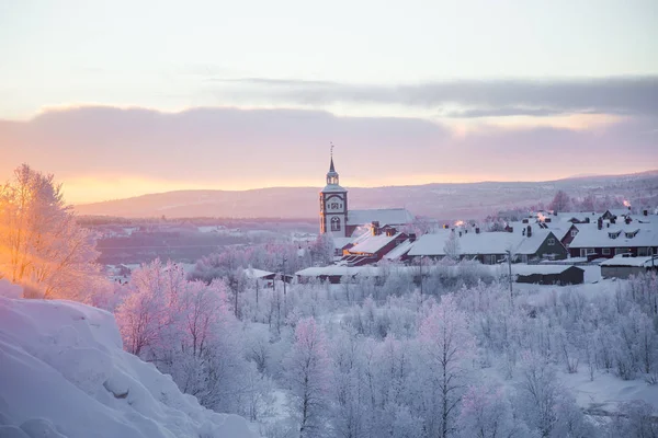 ノルウェーの小さな町 トロスの美しい夕日 夕日の教会 スカンジナビアの冬の風景 — ストック写真