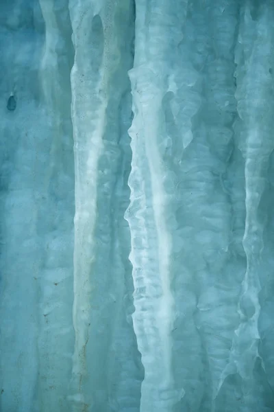 路边美丽的冰冻冰柱 挪威冬季风景 美丽的冰结构 — 图库照片
