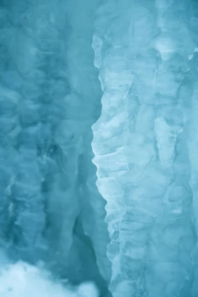 路边美丽的冰冻冰柱 挪威冬季风景 美丽的冰结构 — 图库照片