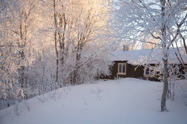 Kışın küçük bir Norveç kasabası Roros güzel bir akşam sahne. Norveç'te gün batımı manzarası. İskandinav şehir manzara.