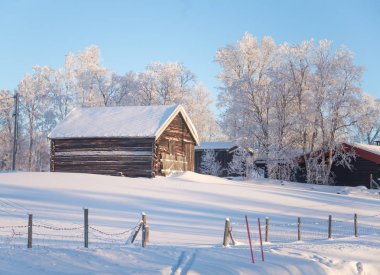Kışın küçük bir Norveç kasabası Roros güzel bir akşam sahne. Norveç'te gün batımı manzarası. İskandinav şehir manzara.