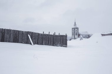 Norveç'in küçük bir kasabası olan Roros'ta bir kış manzarası. Kar yağışlı bir gün. İskandinav manzarası.