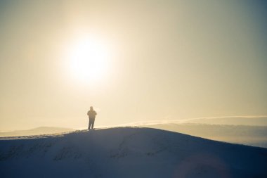 Kışın küçük bir Norveç kasabası Roros güzel bir sabah sahne. Dünya mirası. İskandinav kış manzarası.
