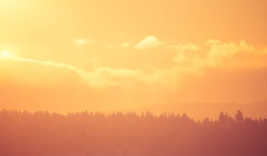 Norveç tonlu roros'un şehvetli gün batımı manzarası. Bir akşam güneşi ile kış manzarası. Sıcak, dinlendirici bir atmosfer.