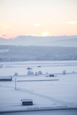 Norveç tonlu roros'un şehvetli gün batımı manzarası. Bir akşam güneşi ile kış manzarası. Sıcak, dinlendirici bir atmosfer.