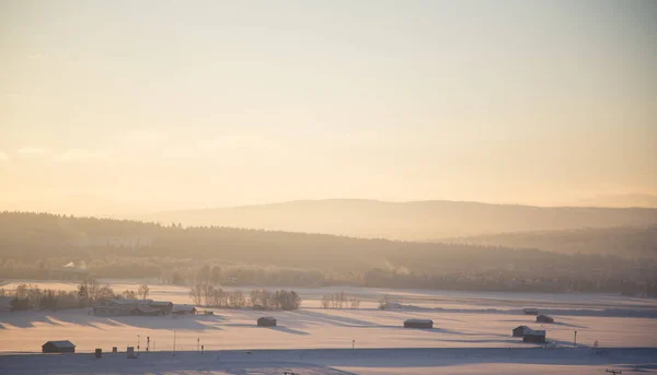 挪威小吨罗罗斯的优美的日落景观 冬季风景与傍晚的阳光 轻松的氛围 — 图库照片