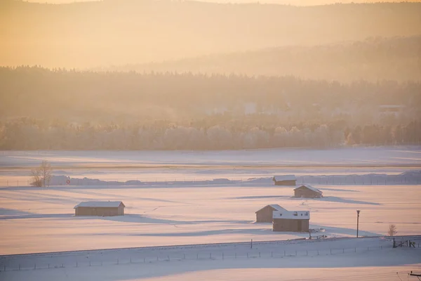 Eine Wunderschöne Sonnenuntergangslandschaft Einer Kleinen Norwegischen Tonne Roros Winterlandschaft Mit — Stockfoto