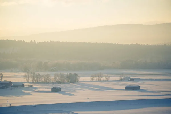 挪威小吨罗罗斯的优美的日落景观 冬季风景与傍晚的阳光 轻松的氛围 — 图库照片