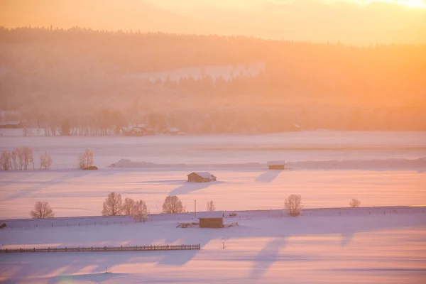 노르웨이 로로스의 아름다운 태양과 풍경입니다 따뜻하고 편안한 분위기 — 스톡 사진
