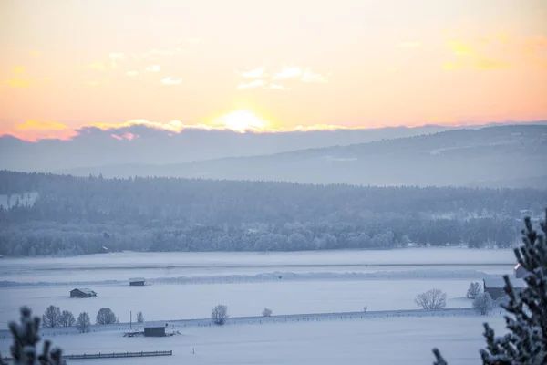 Een Mooi Zonsondergang Landschap Van Een Kleine Noorse Ton Roros — Stockfoto