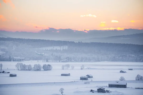 Eine Wunderschöne Sonnenuntergangslandschaft Einer Kleinen Norwegischen Tonne Roros Winterlandschaft Mit — Stockfoto