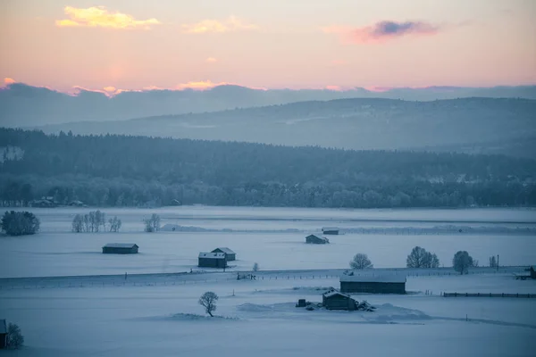 Eine Wunderschöne Sonnenuntergangslandschaft Einer Kleinen Norwegischen Tonne Roros Winterlandschaft Mit — Stockfoto