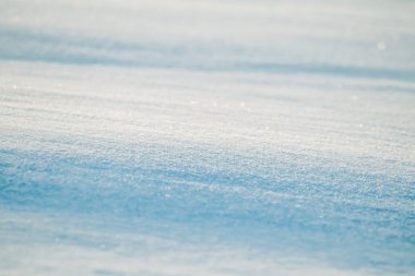 Kışın Norveç tepelerinde güzel, sisli bir sabah. Beyaz, puslu manzara. Küçük Norveç kasabası Roros yakınlarında.