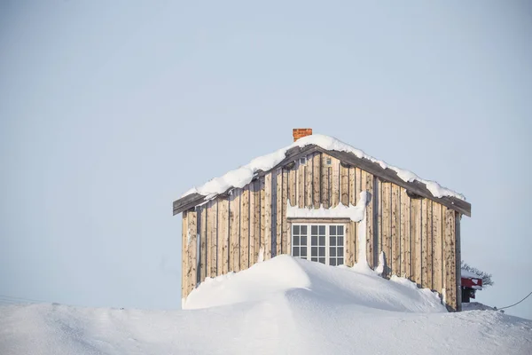Piękny Mglisty Poranek Norweskich Wzgórzach Zimie Biały Mgny Krajobraz Pobliżu — Zdjęcie stockowe