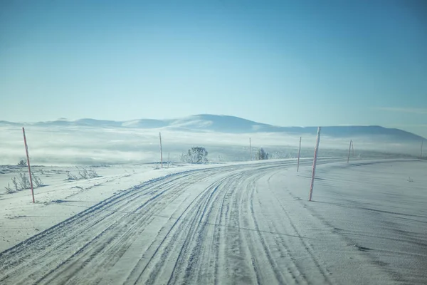 Красивое Туманное Утро Зимой Белый Туманный Пейзаж Недалеко Маленького Городка — стоковое фото