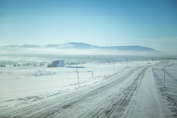 Een Mooie Mistige Ochtend Noorse Heuvels Winter Wit Wazige Landschap — Stockfoto