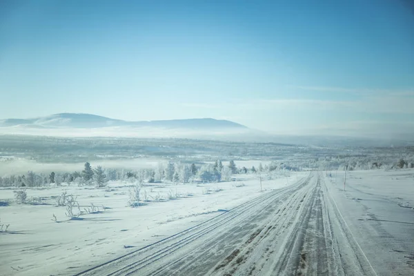 Красивое Туманное Утро Зимой Белый Туманный Пейзаж Недалеко Маленького Городка — стоковое фото